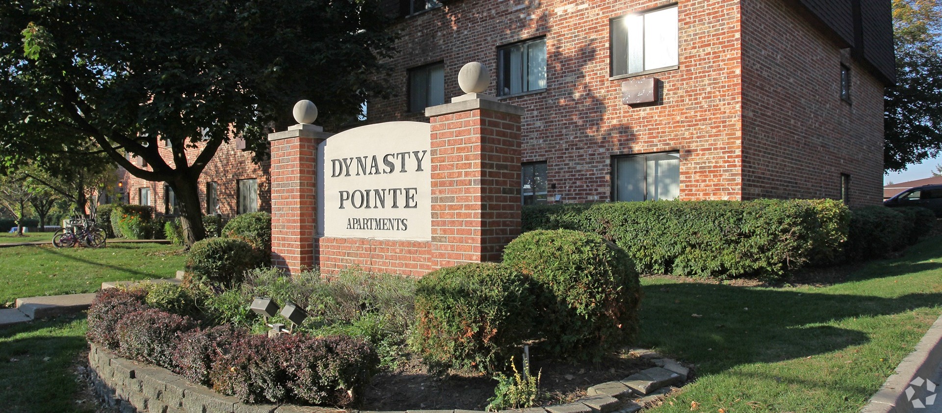 Dynasty Pointe Apartments community in Woodridge, IL