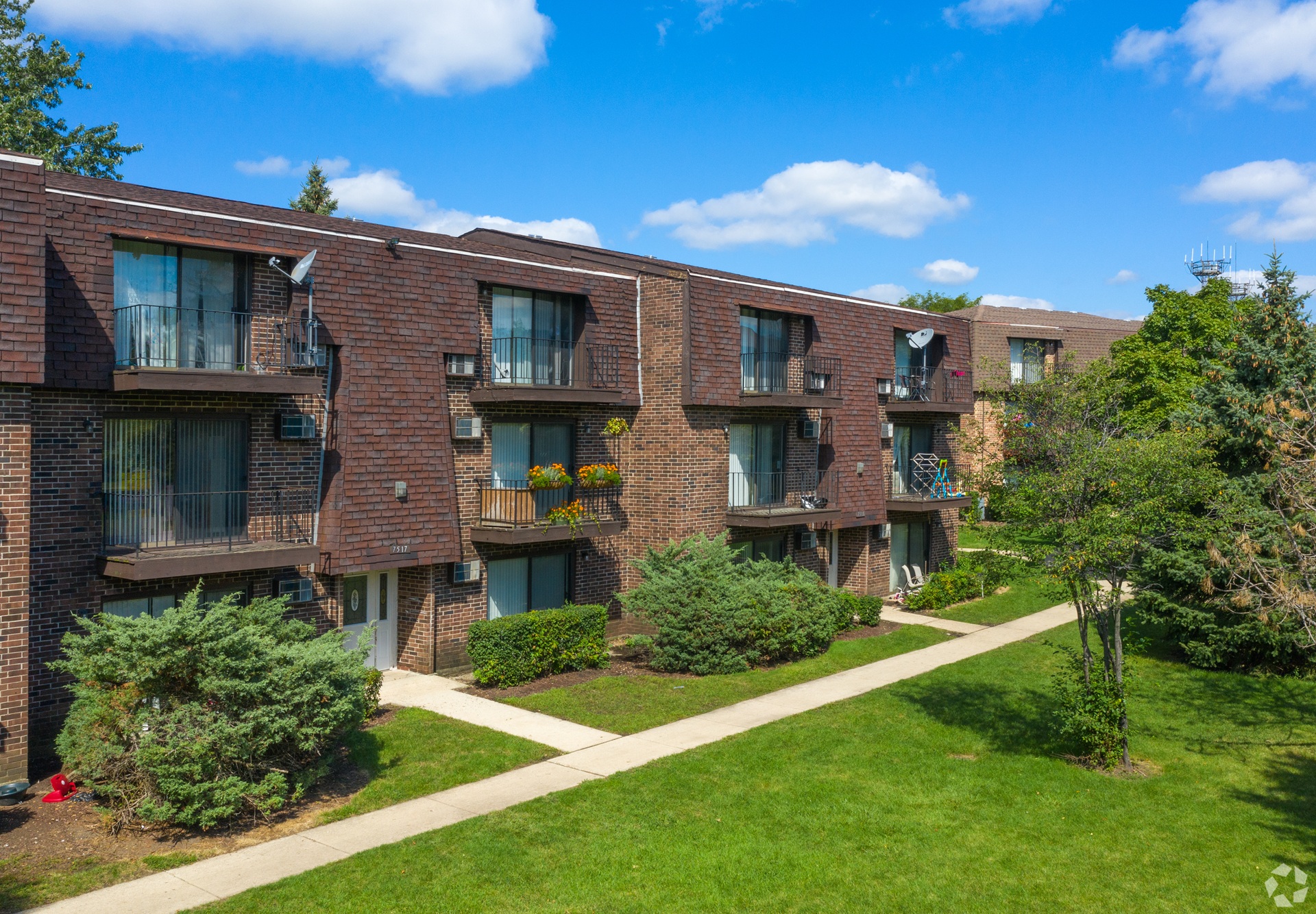 Dynasty Pointe Apartments exterior in Woodridge Illinois