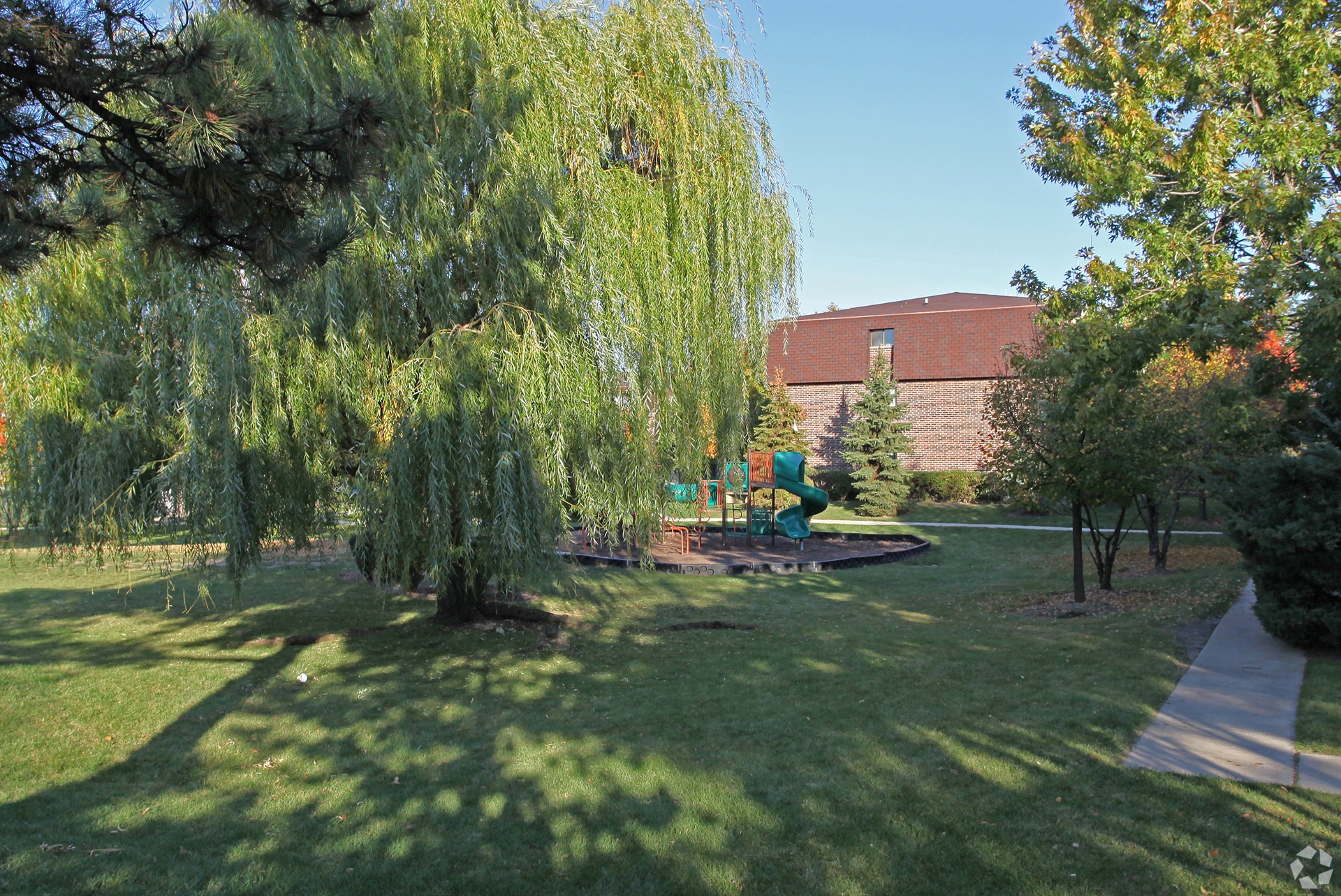 Dynasty Pointe Apartments exterior in Woodridge, Illinois