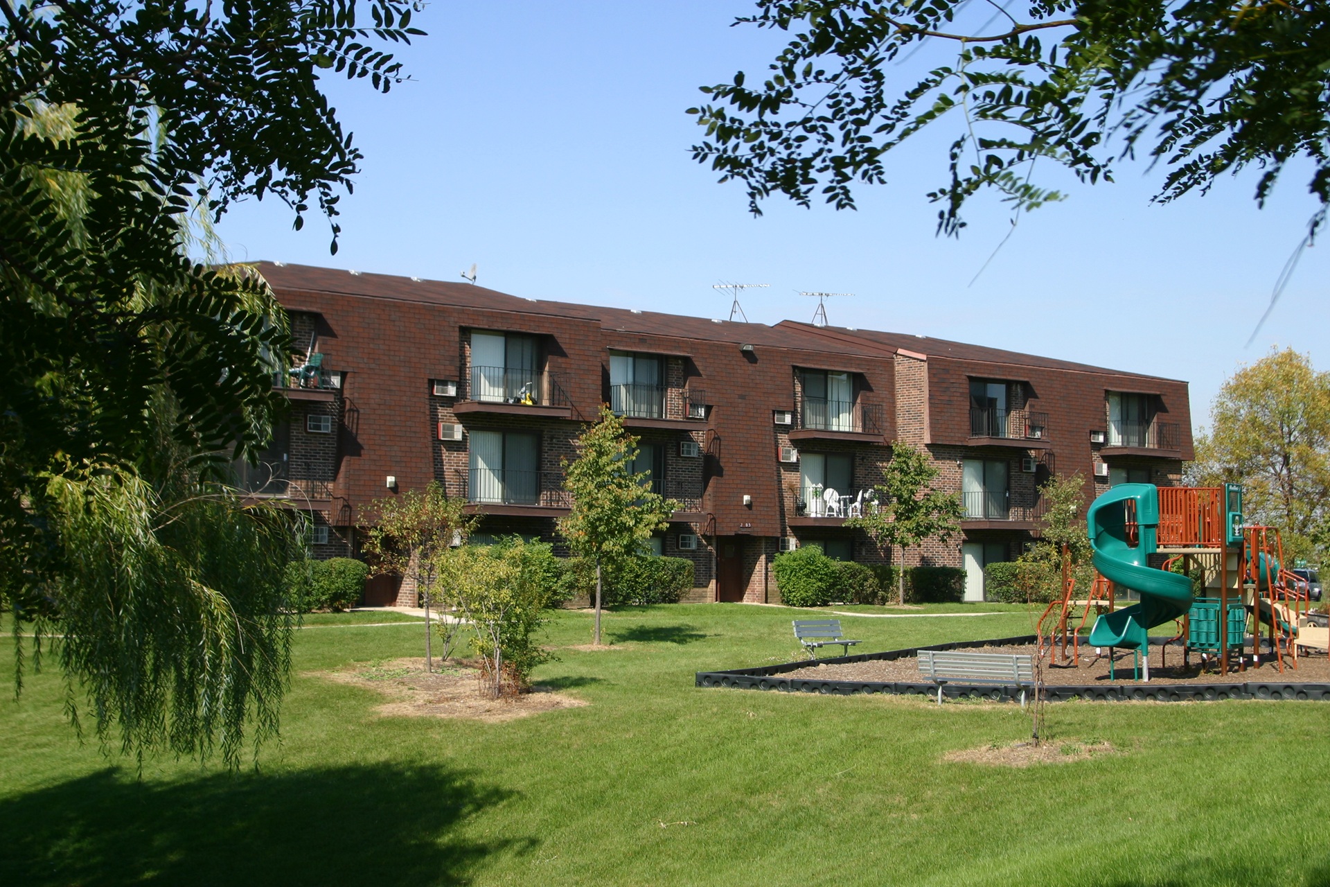 Dynasty Pointe Apartments swimming pool in Woodridge, Illinois