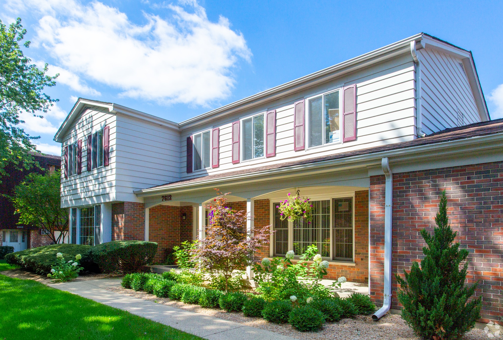 Dynasty Pointe Apartments exterior in Woodridge Illinois