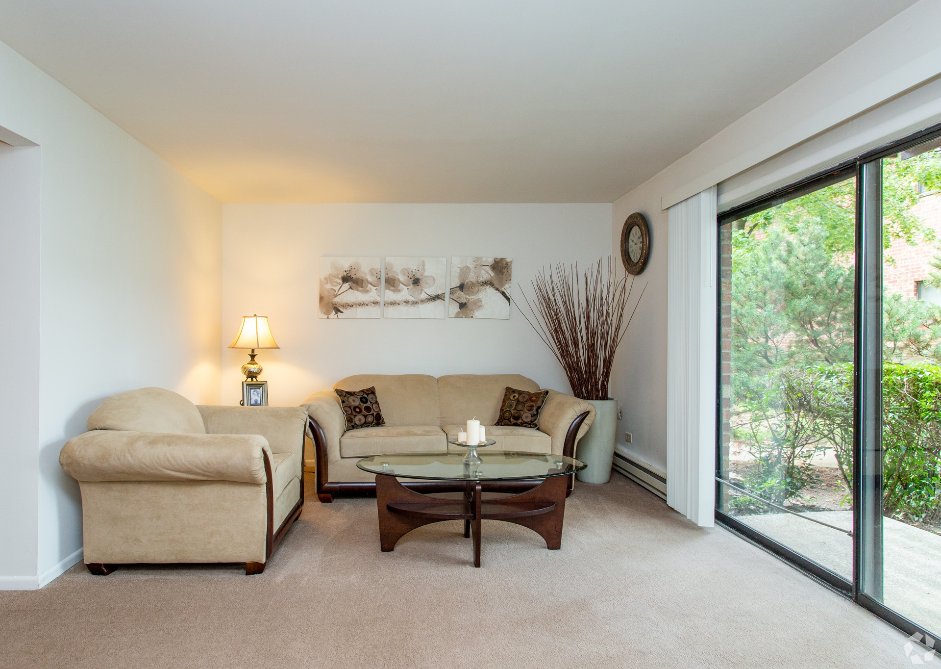 Dynasty Pointe Apartments living room in Woodridge, Illinois