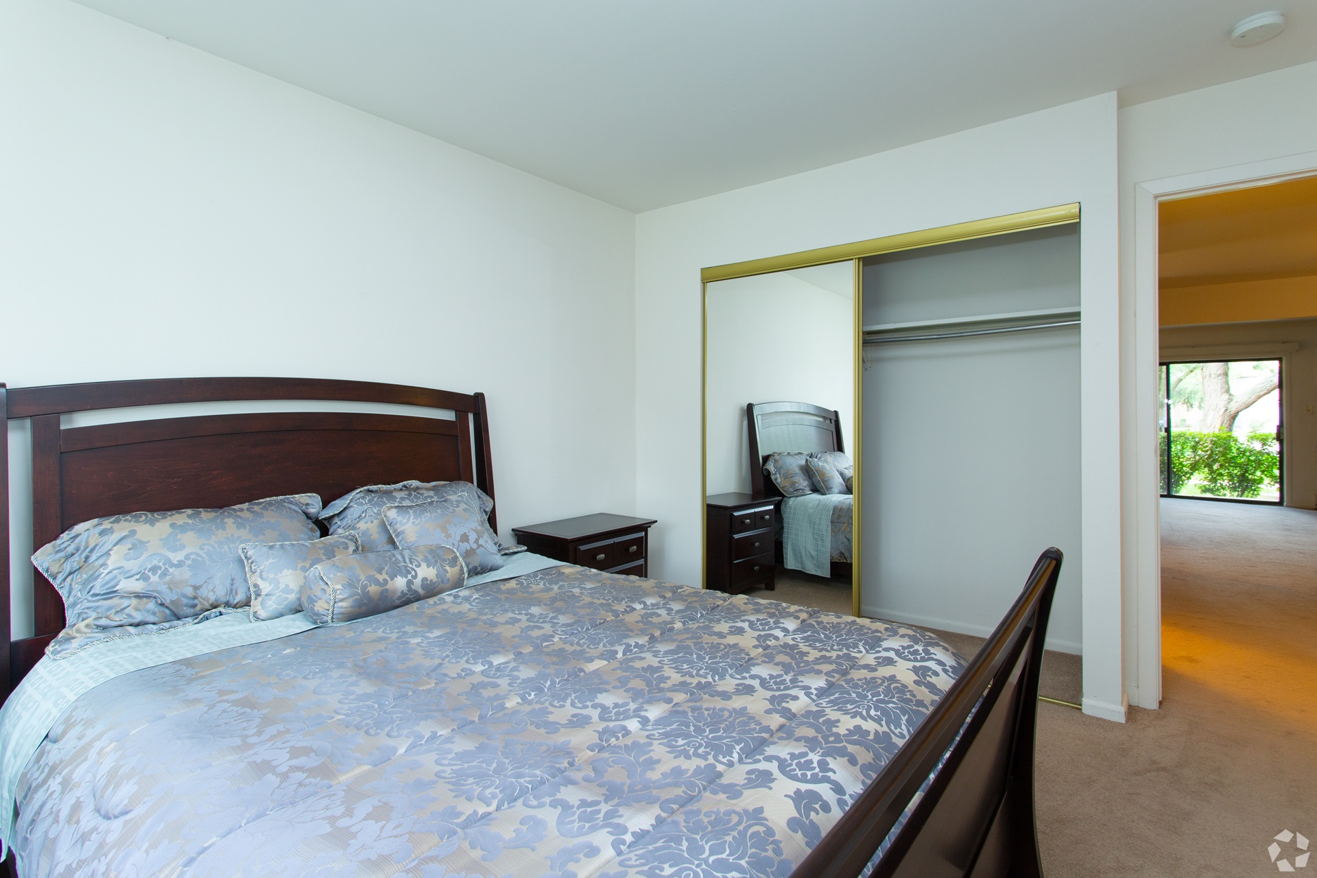 Dynasty Pointe Apartments master bedroom in Woodridge, Illinois