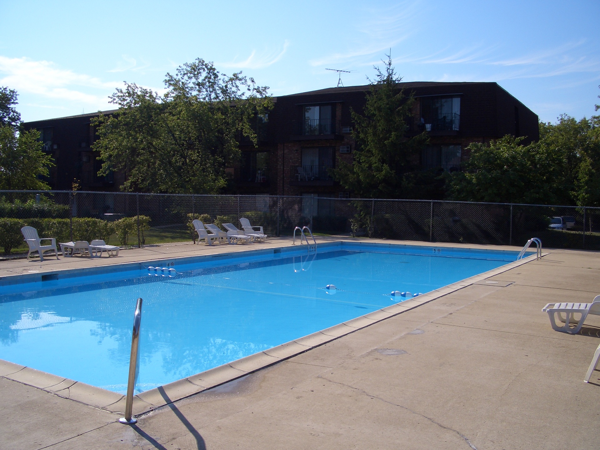 Dynasty Pointe Apartments exterior in Woodridge, Illinois
